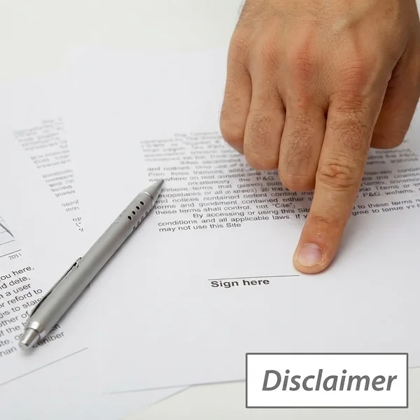 Hand die de kleine lettertjes van een document aanwijst, met een stempel Disclaimer ernaast