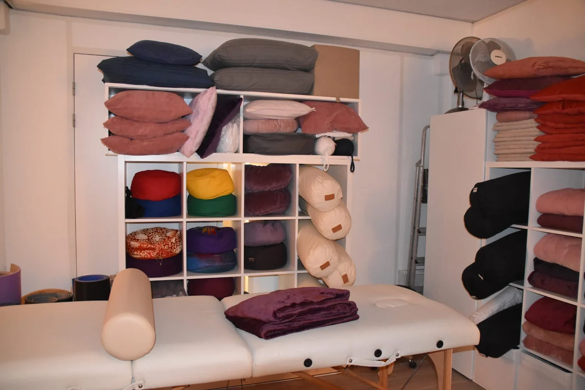 De behandeltafel, met kussens en dekens bij de hand