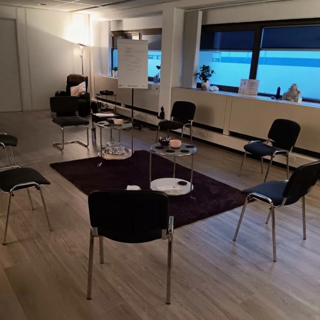 Stoelen in een kring voor een groepsbijeenkomst